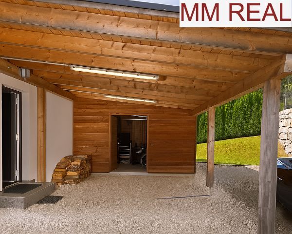 Moderne carport met houten elementen